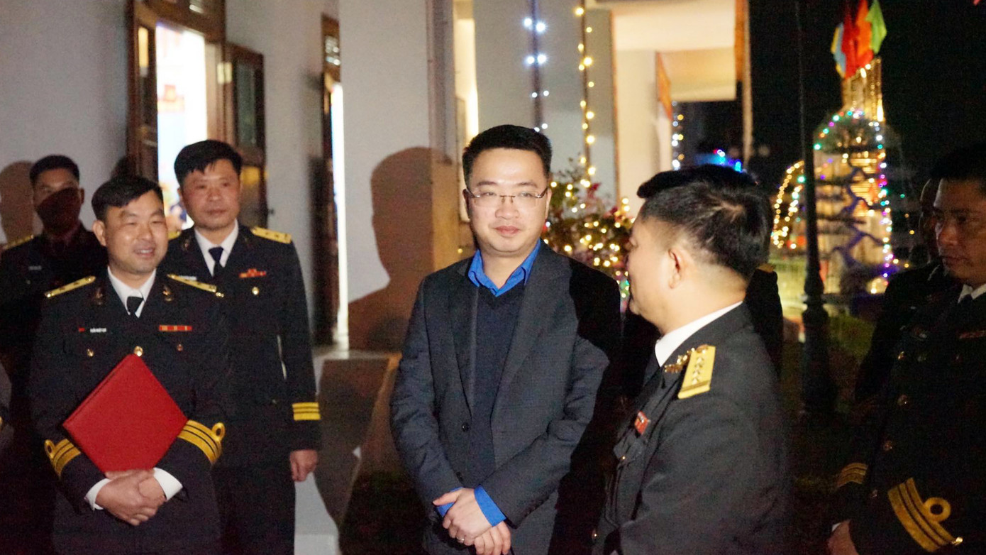 Anh Nguyễn Tường Lâm trò chuyện, thăm hỏi, chúc Tết các cán bộ, chiến sĩ Lữ đoàn đặc công 126.