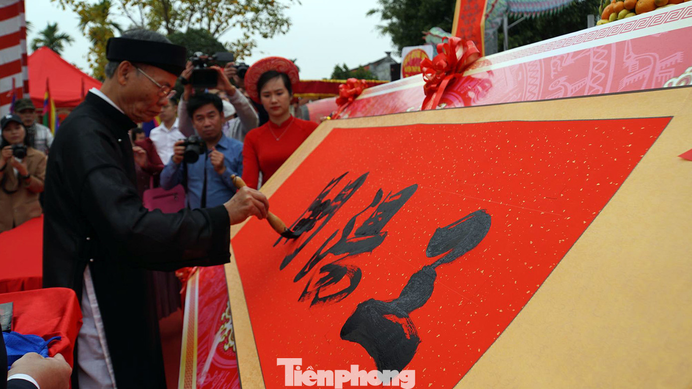 Lễ hội được tổ chức nhằm mục đích đề cao sự học, thể hiện sự tôn trọng chữ nghĩa; gửi gắm ước nguyện về những điều may mắn, trọn vẹn cả năm; nhắc nhở mỗi thầy cô giáo và học sinh hướng đến những điều tốt đẹp để phấn đấu. Trong ảnh: Nhà thư pháp biểu diễn viết thư pháp khai mạc lễ hội.