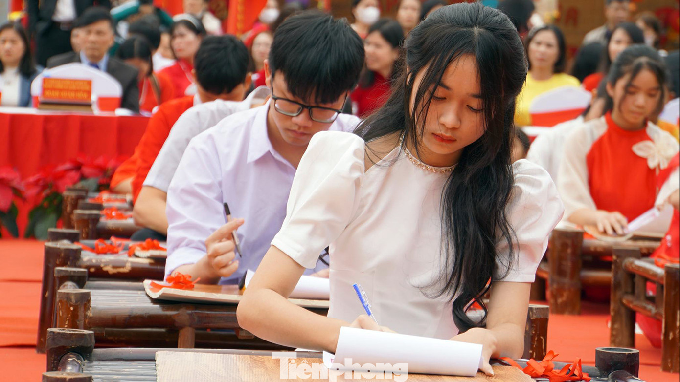 Ngay sau đó, hàng trăm học sinh tham gia khai bút.