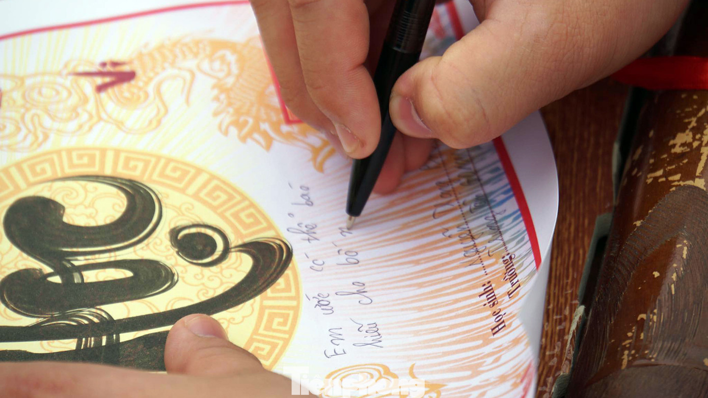 Các em học sinh viết nguyện vọng, ước mơ của mình.