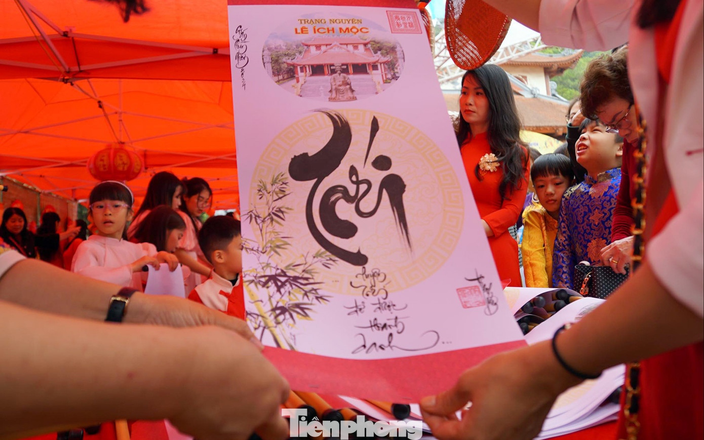 Bên lề lễ hội, thầy và trò các trường ở huyện Thủy Nguyên cũng trưng bày các gian hàng bán chữ thư pháp, đặc sản địa phương và tổ chức các hoạt động văn nghệ giao lưu tạo không khí vui vẻ, du xuân trẩy hội đầu năm.