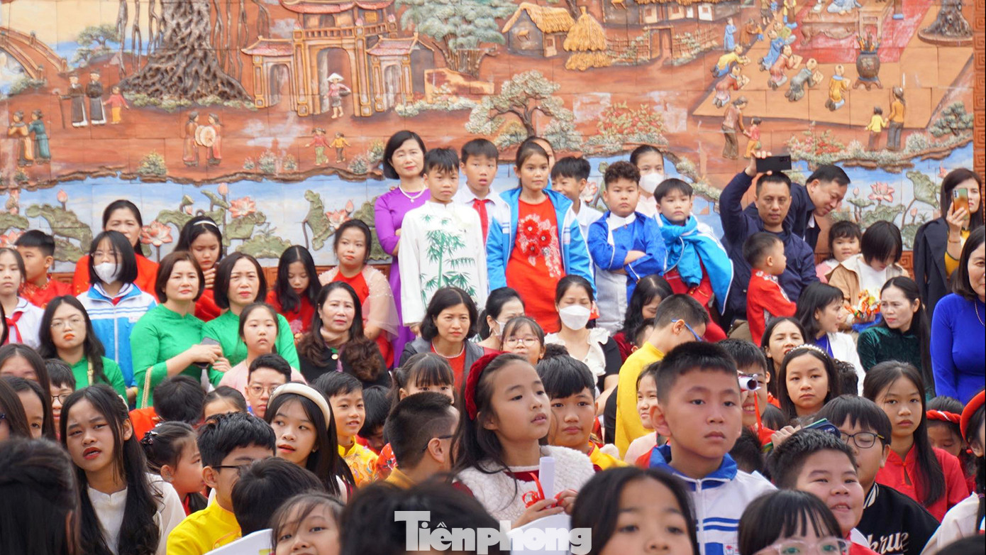 Tham gia lễ hội khai bút và viết thư pháp có hàng nghìn học sinh và giáo viên các cấp tại huyện Thủy Nguyên, TP Hải Phòng.