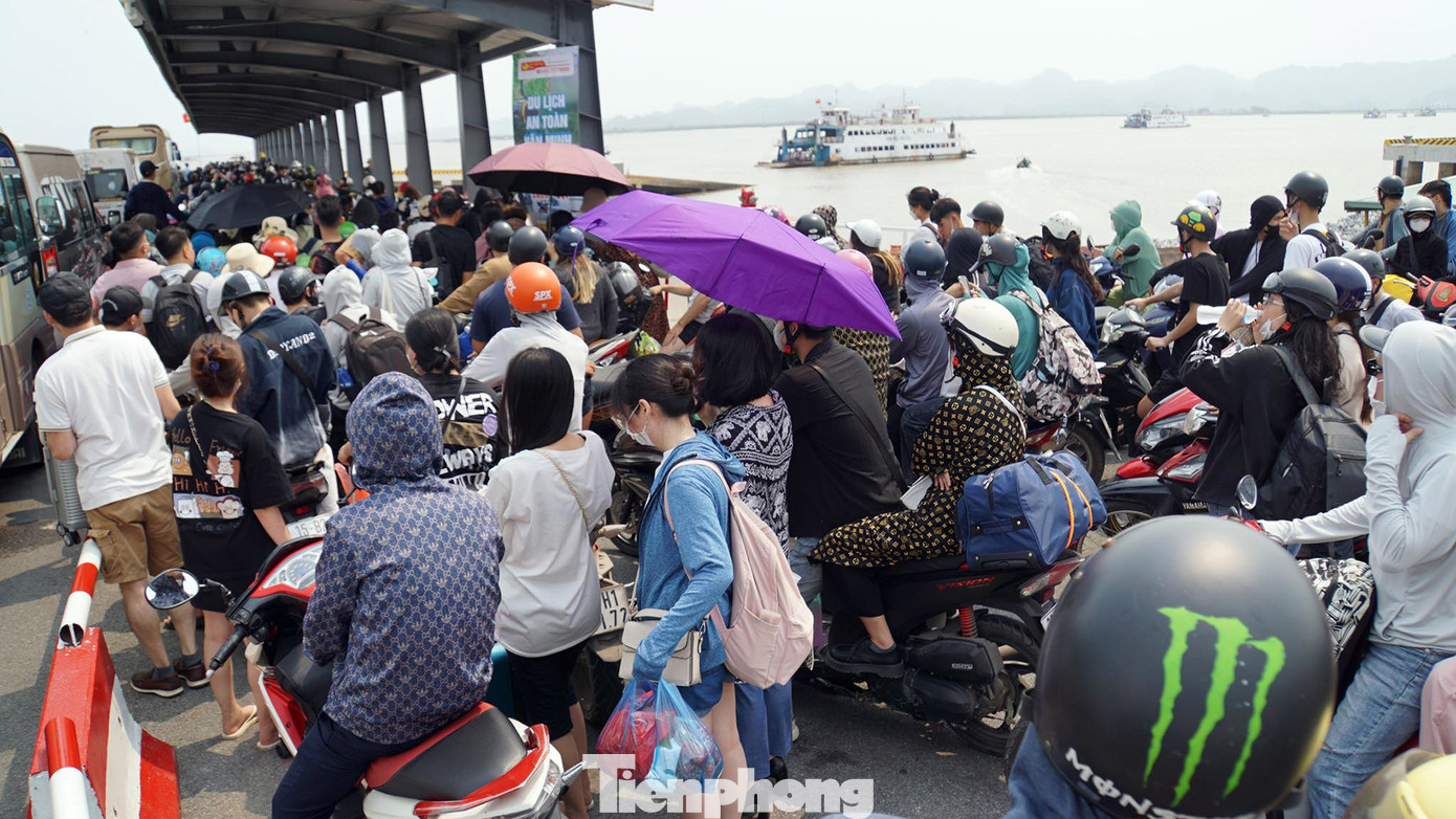 Tương tự, khu vực dành cho xe máy, khách đi bộ cũng luôn trong tình trạng ken đặc. Hàng nghìn người đội nắng chờ tới lượt lên phà. Tương tự, khu vực dành cho xe máy, khách đi bộ cũng luôn trong tình trạng ken đặc. Hàng nghìn người đội nắng chờ tới lượt lên phà.