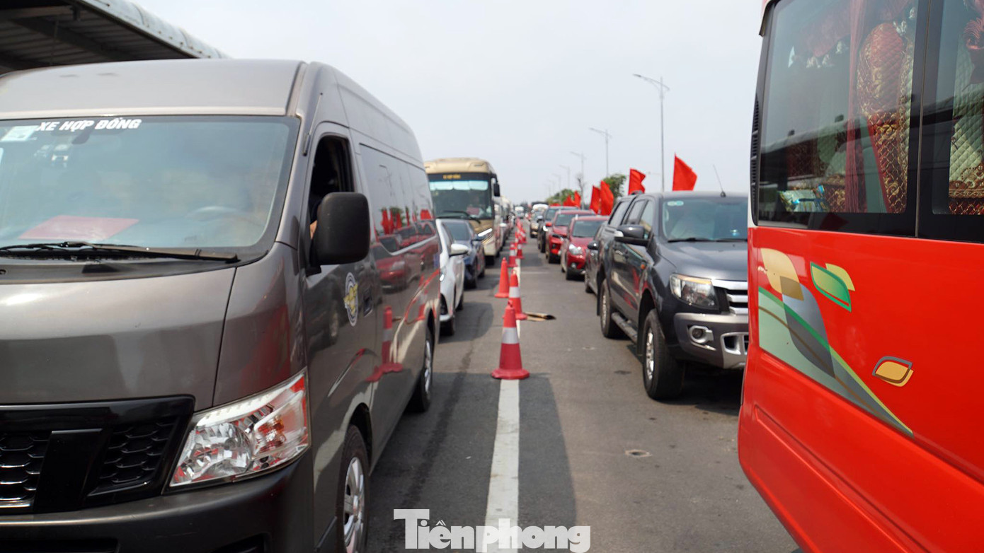 Cảnh ùn tắc kéo dài dịp đầu mùa du lịch hè Cát Bà năm 2024 tại bến phà Đồng Bài.