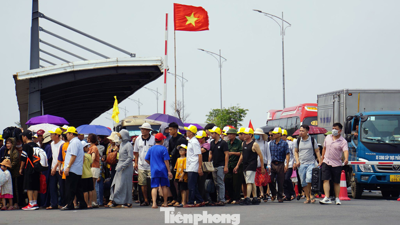 Mỗi khi phà cập bến, hàng trăm khách xếp hàng theo hướng dẫn của nhân viên để qua phà. Mỗi khi phà cập bến, hàng trăm khách xếp hàng theo hướng dẫn của nhân viên để qua phà.
