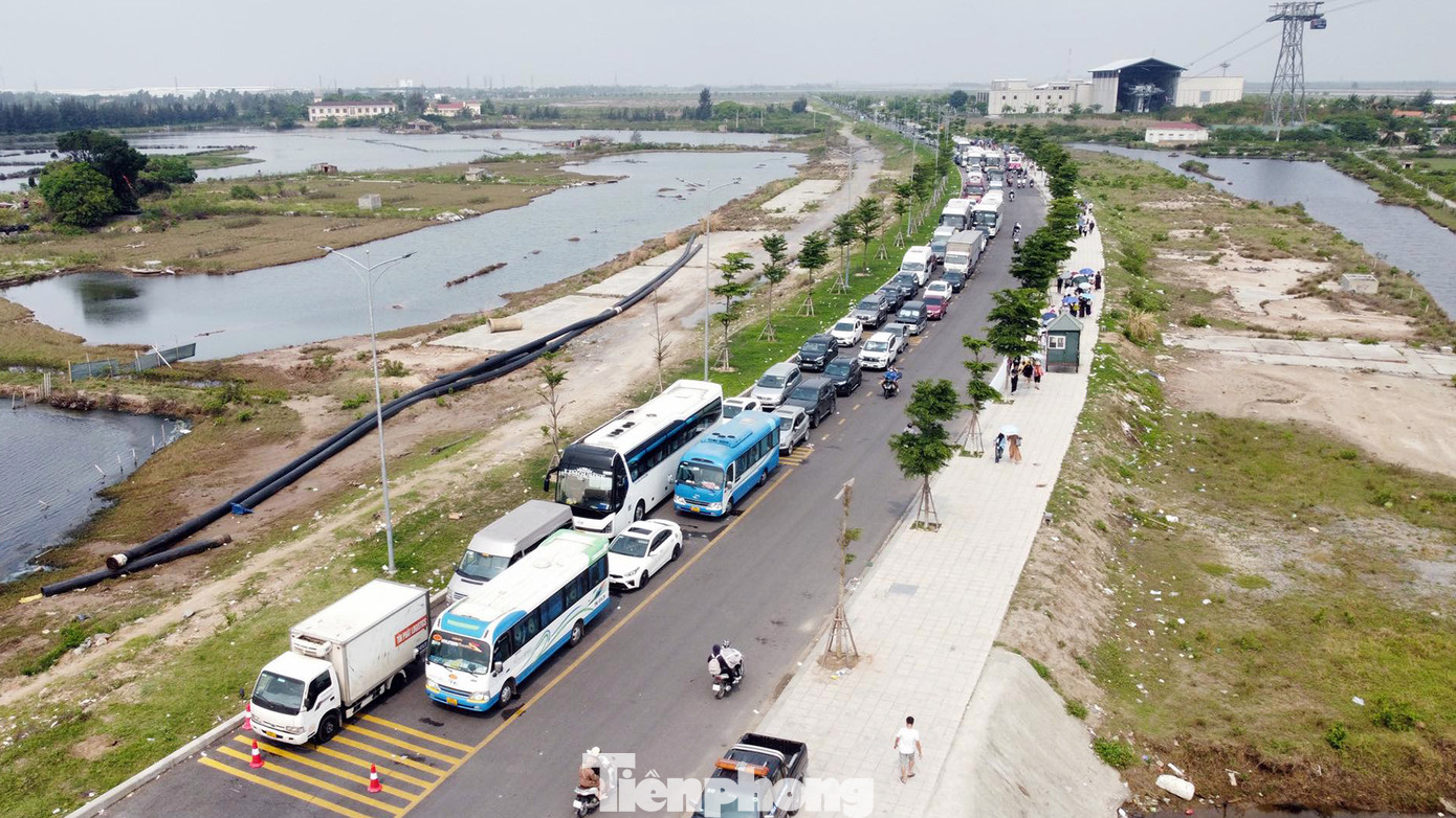 Cảnh ùn tắc kéo dài dịp đầu mùa du lịch hè Cát Bà năm 2024 tại bến phà Đồng Bài.