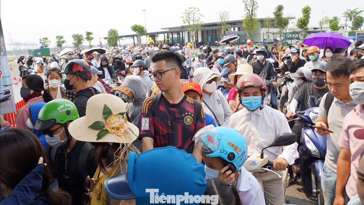 Ban quản lý bến phà phân luồng xe máy và khách đi bộ tại khu vực nhà chờ có mái che. Khi phà cập bến, hàng trăm người đồng loạt lên phà, khách ở nhà chờ được hướng dẫn ra khu vực xếp hàng lên phà. Ban quản lý bến phà phân luồng xe máy và khách đi bộ tại khu vực nhà chờ có mái che. Khi phà cập bến, hàng trăm người đồng loạt lên phà, khách ở nhà chờ được hướng dẫn ra khu vực xếp hàng lên phà.