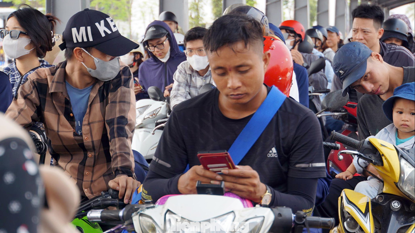 Du khách ken đặc ở khu vực nhà chờ lên phà Đồng Bài. Du khách ken đặc ở khu vực nhà chờ lên phà Đồng Bài.