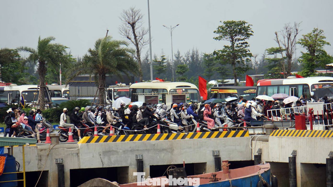 11h trưa, khu vực nhà chờ và đường dẫn ra phà Đồng Bài vẫn nườm nượp phương tiện và du khách xếp hàng. 11h trưa, khu vực nhà chờ và đường dẫn ra phà Đồng Bài vẫn nườm nượp phương tiện và du khách xếp hàng.