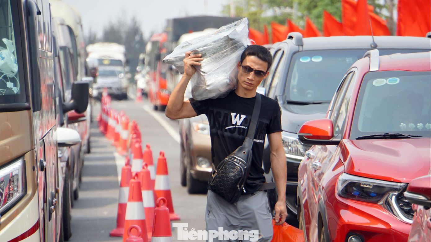 Cảnh ùn tắc kéo dài dịp đầu mùa du lịch hè Cát Bà năm 2024 tại bến phà Đồng Bài.