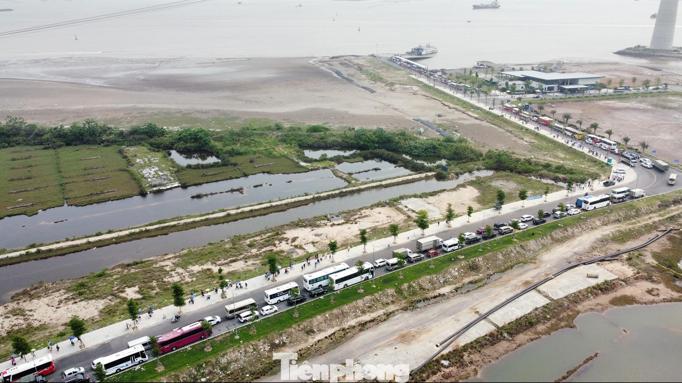 Một góc đường dẫn ra bến phà Đồng Bài, ô tô nối đuôi nhau dài hàng trăm mét. Một góc đường dẫn ra bến phà Đồng Bài, ô tô nối đuôi nhau dài hàng trăm mét.