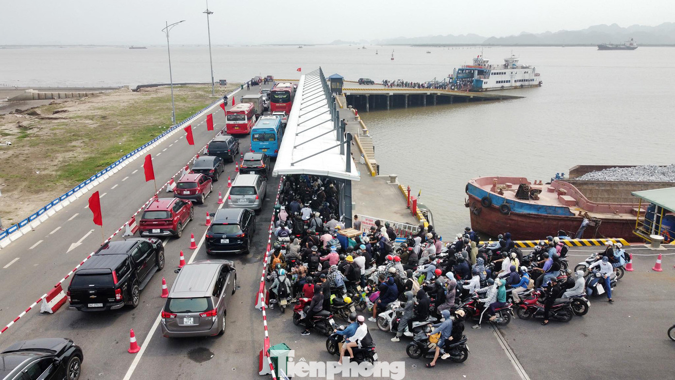 Bến phà Đồng Bài - Cái Viềng tạm dừng chở khách ra và rời khỏi đảo Cát Bà do ảnh hưởng bởi cơn bão số 2.