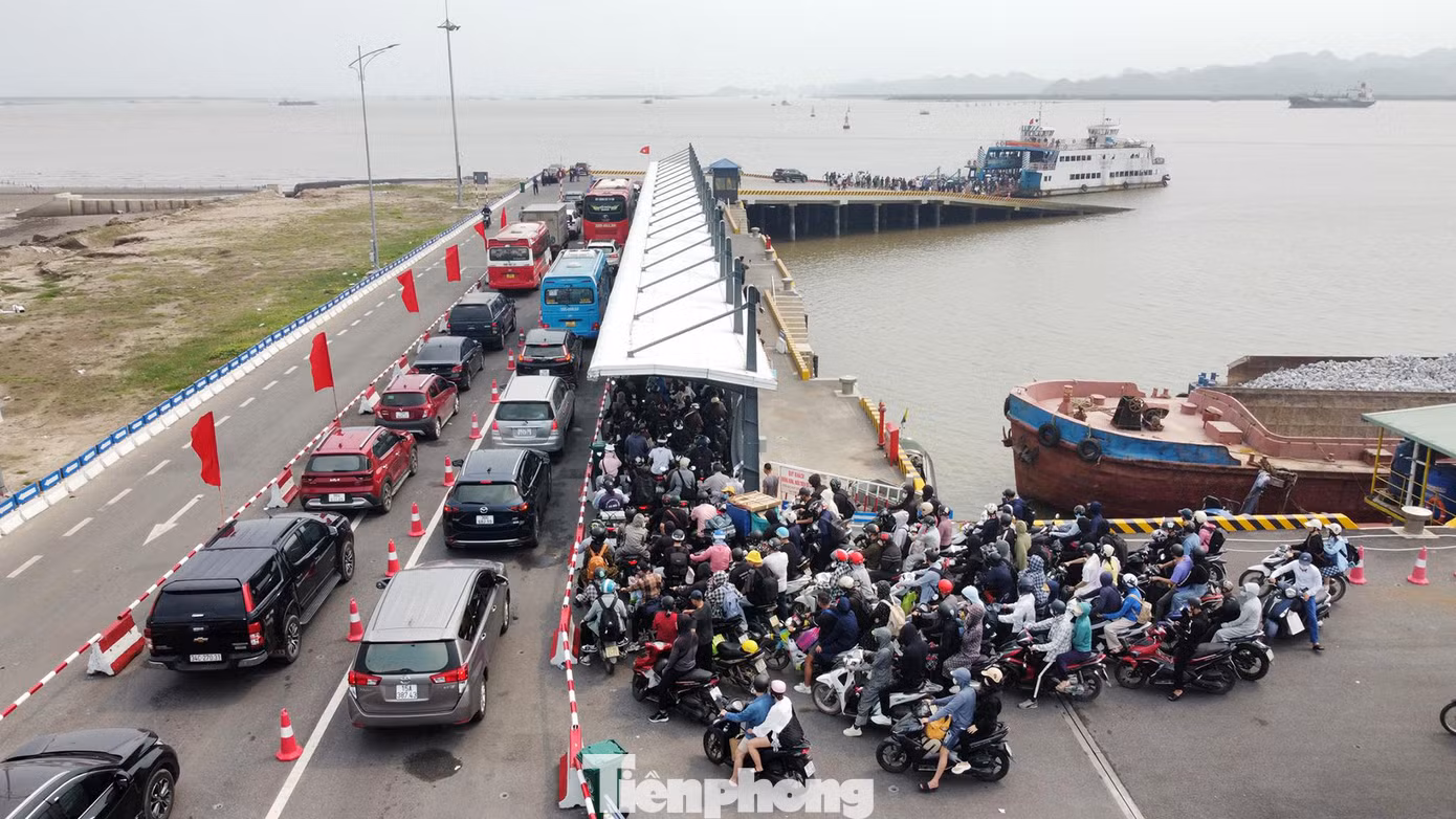 Bến phà Đồng Bài - Cái Viềng tạm dừng chở khách ra và rời khỏi đảo Cát Bà do ảnh hưởng bởi cơn bão số 2.