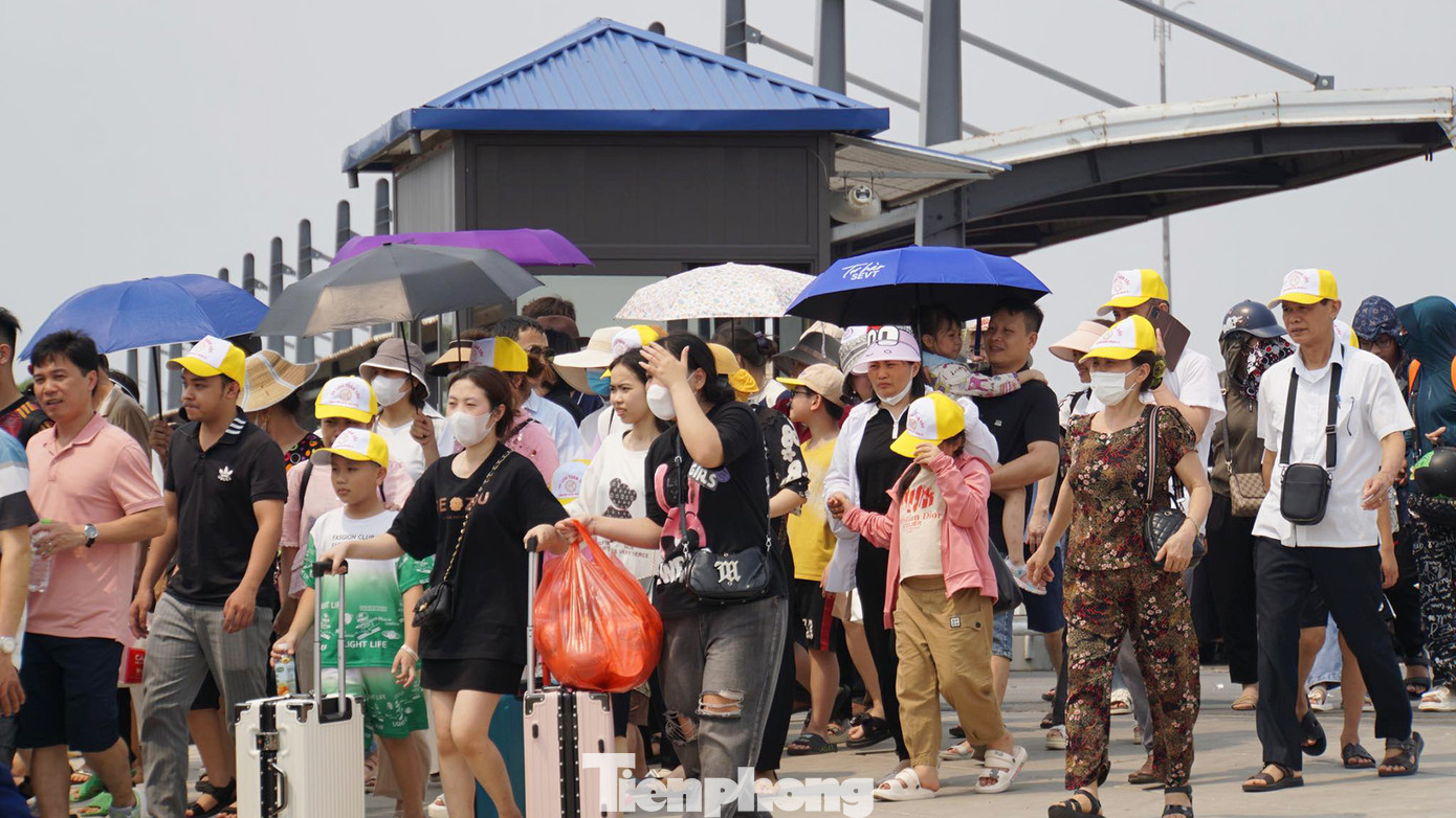 Nhiều người vui mừng vì phà cập bến, được lên phà ra đảo trước buổi trưa, tránh đỉnh điểm nắng nóng. Nhiều người vui mừng vì phà cập bến, được lên phà ra đảo trước buổi trưa, tránh đỉnh điểm nắng nóng.