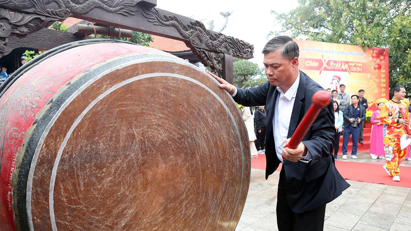 Lễ hội khai bút đầu năm tại Khu tưởng niệm Vương triều Mạc còn để tri ân Đức Mạc Thái Tổ và các tiên đế Vương triều Mạc đã có công lớn trong phát triển giáo dục, đào tạo nhân tài cho đất nước, như: Trạng trình Nguyễn Bỉnh Khiêm, Nguyễn Thiến, Nguyễn Quyện, Phùng Khắc Khoan, Nguyễn Thị Duệ... Qua đó, góp phần bảo tồn và phát huy giá trị truyền thống lịch sử văn hóa của dân tộc, quảng bá tiềm năng thế mạnh du lịch, đẩy mạnh phát triển kinh tế - xã hội. Trong ảnh: Ông Đỗ Đức Hòa - Bí thư Huyện ủy Kiến Thụy đánh trống khai hội.