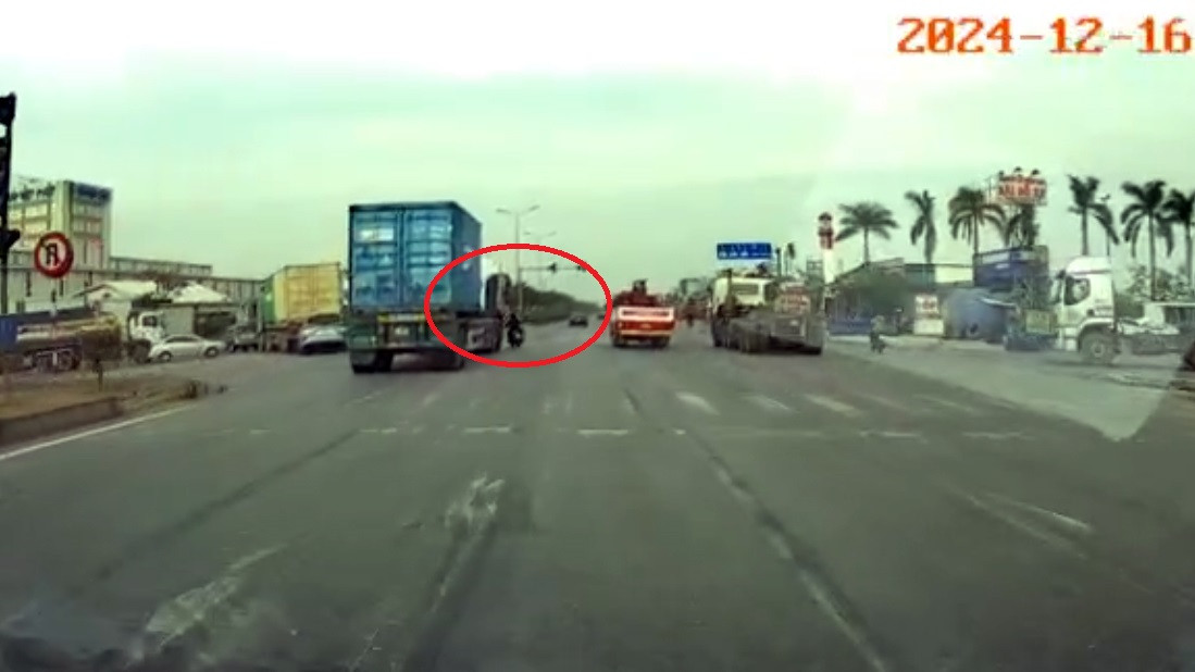 Thời điểm xảy ra va chạm giữa container và xe máy khiến 2 mẹ con người Hải Phòng tử vong.