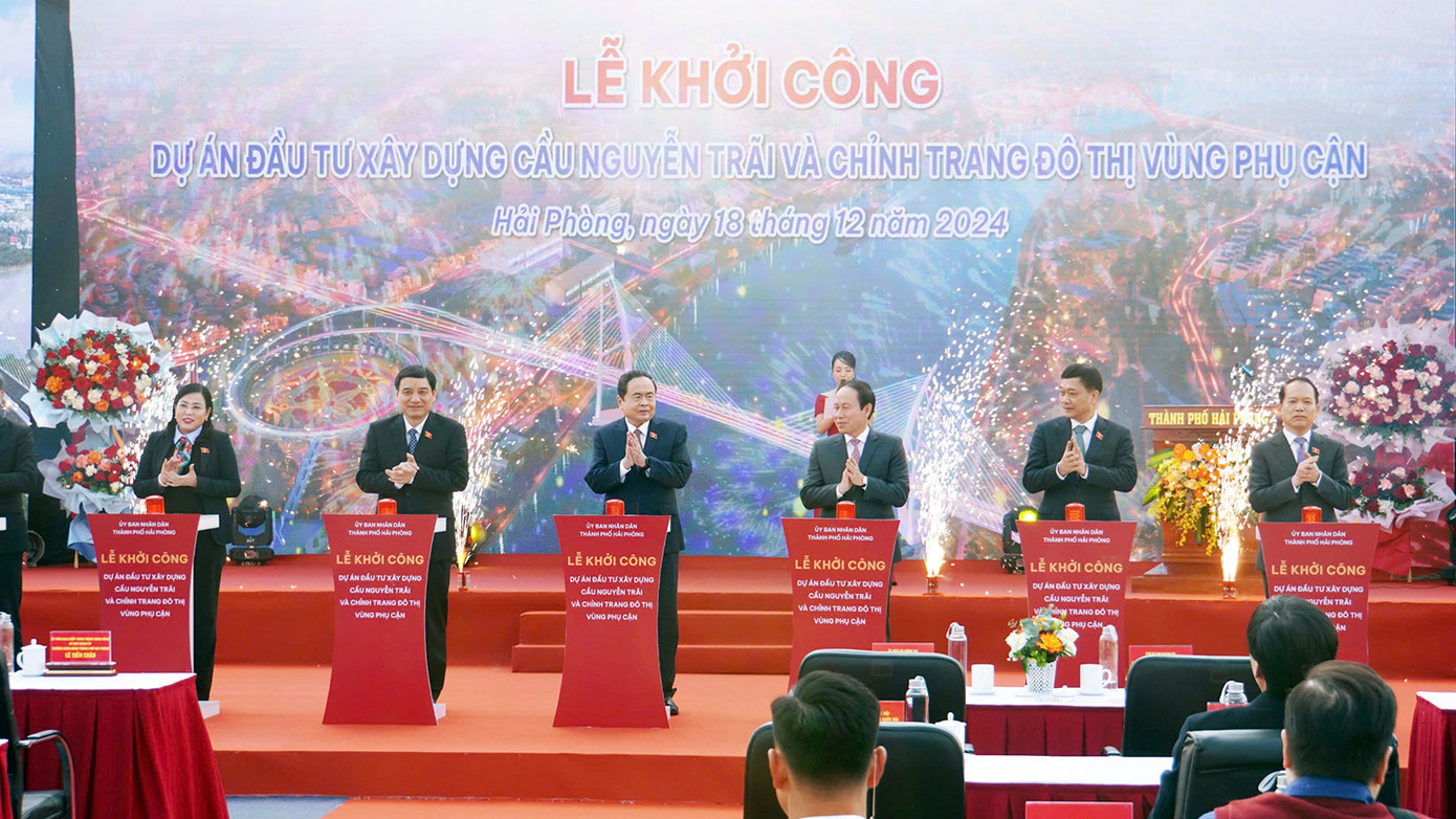 Các đại biểu bấm nút khởi công Dự án đầu tư xây dựng cầu Nguyễn Trãi nối trung tâm thành phố sang khu đô thị mới Bắc Sông Cấm, TP. Hải Phòng.