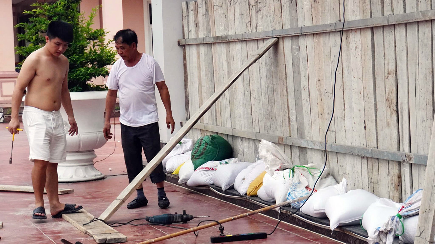 Còn chủ các nhà hàng, cơ sở kinh doanh ven biển tăng cường gia cố, đóng ván, dùng bao đất, cát che chắn cửa hạn chế ảnh hưởng bởi gió và sóng biển.