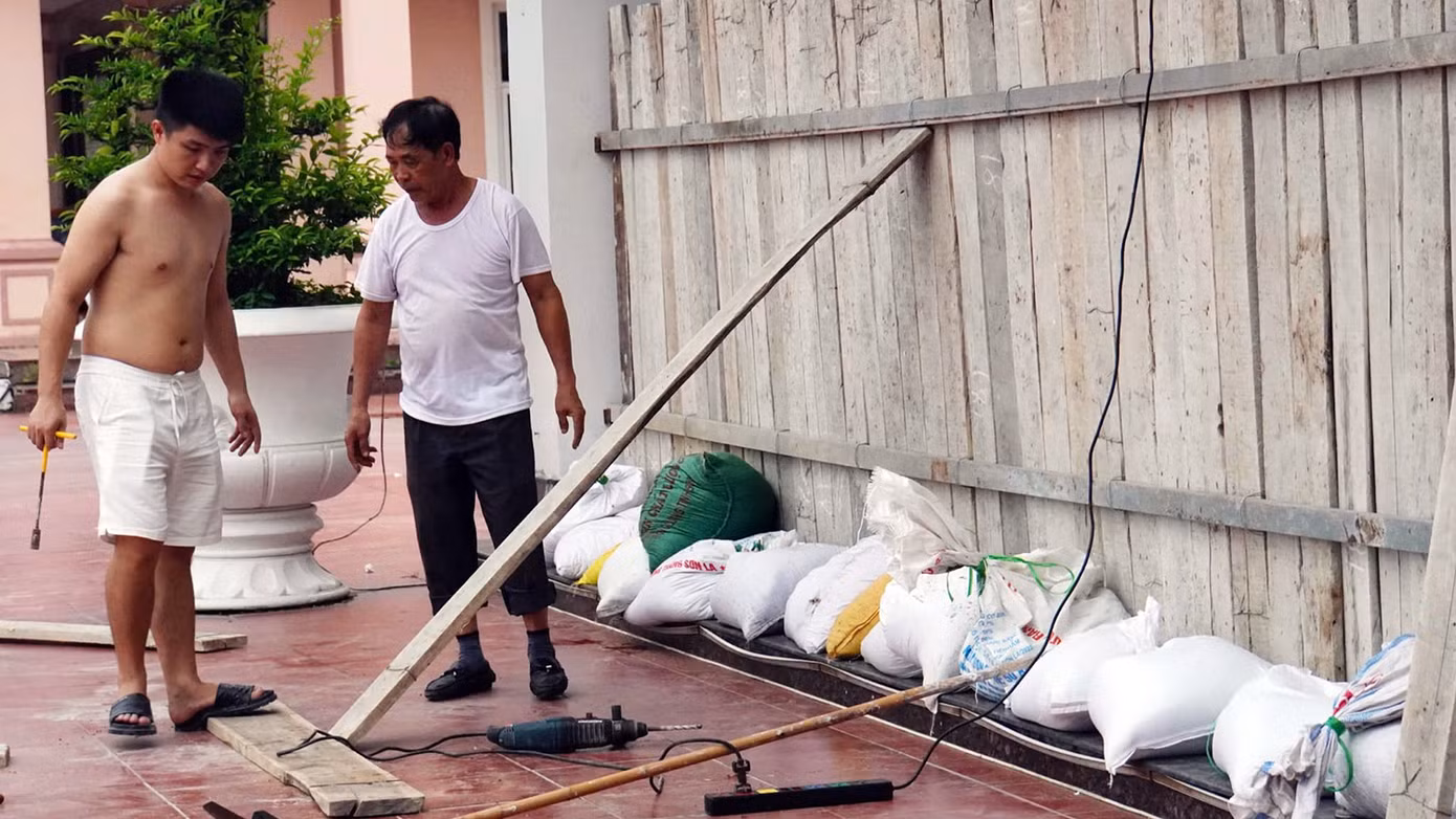 Còn chủ các nhà hàng, cơ sở kinh doanh ven biển tăng cường gia cố, đóng ván, dùng bao đất, cát che chắn cửa hạn chế ảnh hưởng bởi gió và sóng biển.