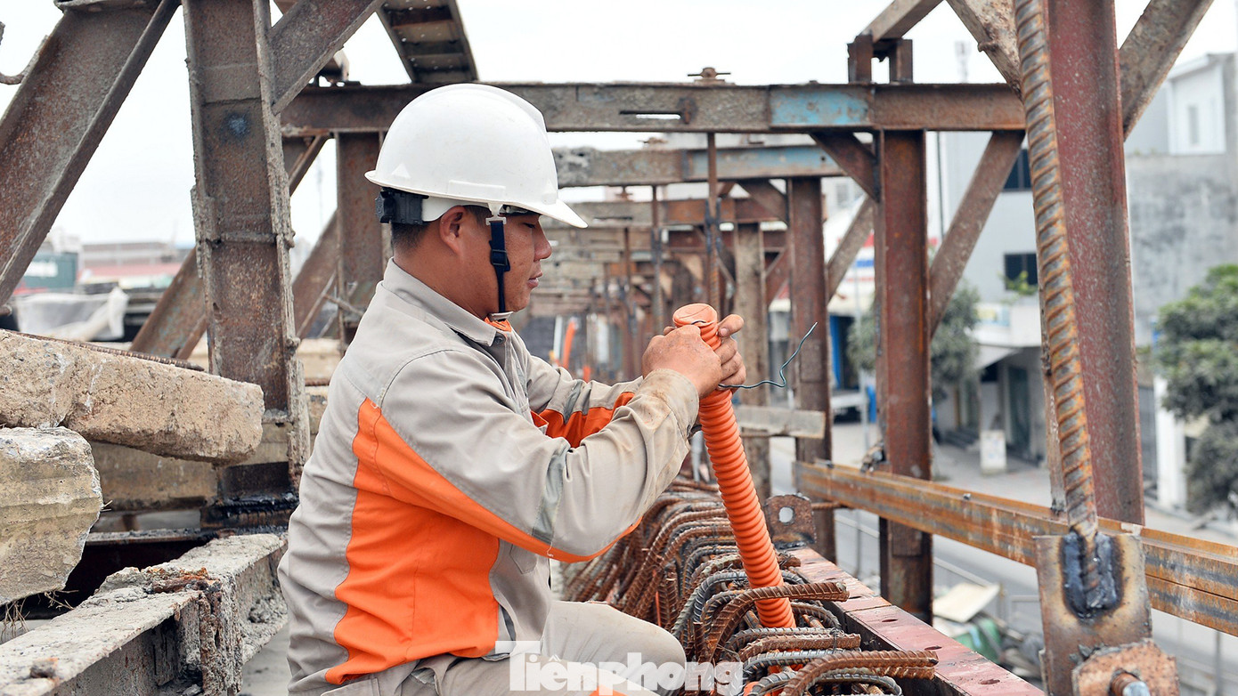 Công nhân làm việc trên cầu vượt, thuộc nút giao khác mức QL5 - Máng Nước - Tôn Đức Thắng.