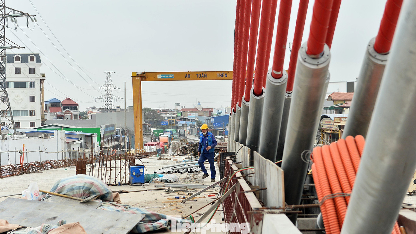 Cáp dây văng đã được kéo trên cầu, lực lượng công nhân đang hoàn tất các hạng mục phụ trợ, hoàn thiện.