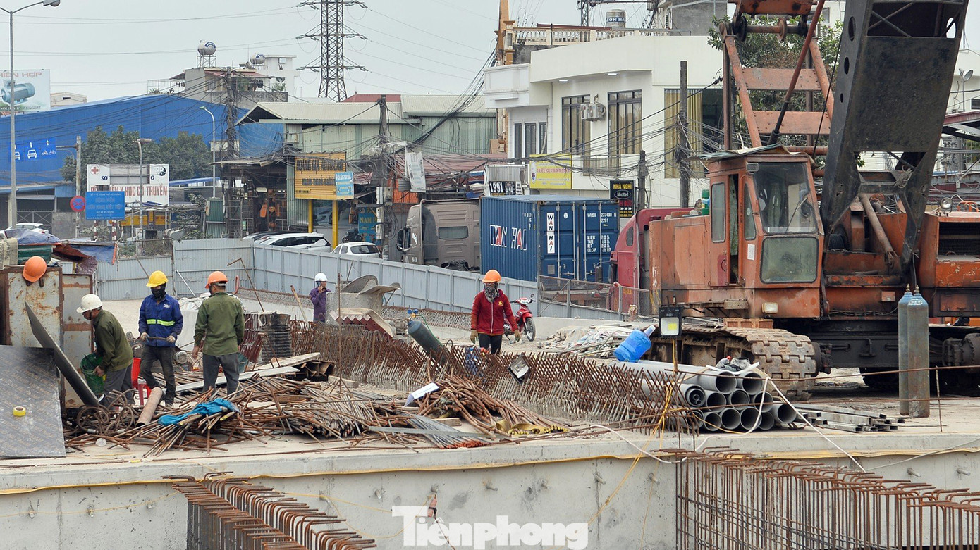 Sau 13 tháng thi công, đến nay hạng mục cầu vượt cơ bản đã hoàn thành. Các nhà thầu đã hoàn thành 60/60 cọc khoan nhồi, 300/300 cọc bê tông dự ứng lực, 7 bệ mố trụ.