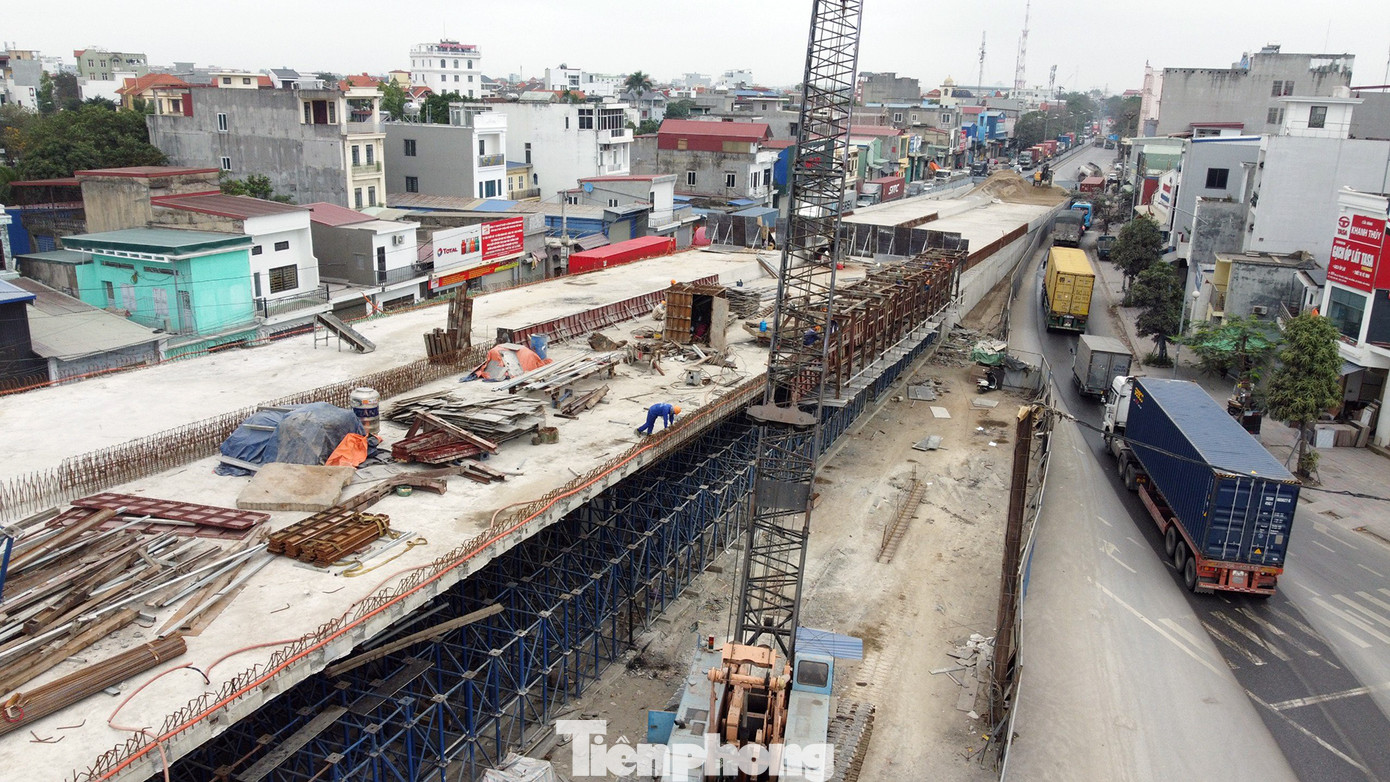 Theo ghi nhận của phóng viên, tuyến QL5 đoạn qua địa phận quận Lê Chân, huyện An Dương luôn trong tình trạng ùn tắc container và các phương tiện khác vào giờ cao điểm sáng và chiều. Quá trình thi công, các đơn vị nhà thầu phân luồng phương tiện, tuy nhiên lưu lượng xe tải lớn đi qua khiến tuyến đường này luôn trong tình trạng ùn ứ cả ngày lẫn đêm.