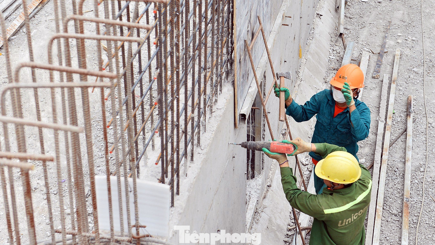 Sau dịp Tết Nguyên đán, hàng trăm công nhân được huy động trở lại công trường thi công tường chắn sau mố, thân mố, kết cấu nhịp cầu. Dự kiến, đến tháng 3 và tháng 4 các hạng mục này sẽ hoàn thành để thi công hoàn thiện cầu.