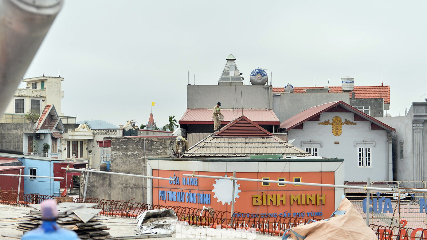 Theo BQL Dự án đầu tư xây dựng công trình giao thông Hải Phòng, dự án đã hoàn thành khoảng 70% khối lượng công việc. Tuy nhiên hiện nay, còn 4 hộ dân chưa chấp thuận phương án bồi thường giải phóng mặt bằng khiến công tác thi công đường gom gặp khó khăn. Trong ảnh: Công nhân đo đạc tại 4 hộ dân chưa hoàn trả mặt bằng làm dự án.