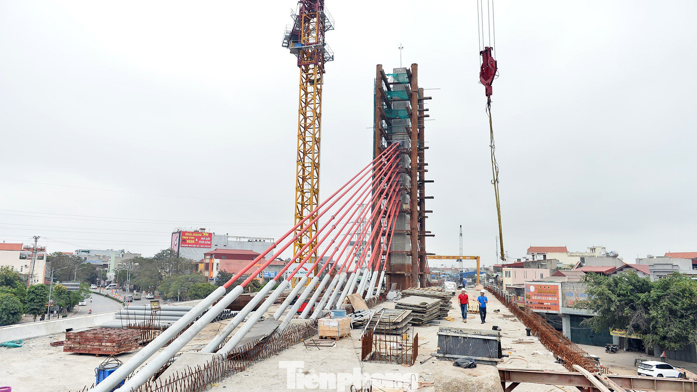 UBND thành phố Hải Phòng giao BQL Dự án đầu tư xây dựng công trình giao thông làm chủ đầu tư. Dự án có hạng mục xây dựng cầu vượt dài 787m dọc QL5, qua địa phận xã An Đồng (An Dương, Hải Phòng) và nút giao thông dưới cầu bằng đảo xuyến có 4 nhánh đường gom 2 bên cầu và các đường đi nút Nam cầu Bính, đường Tôn Đức Thắng, đường nối vành đai 2 và đường Máng Nước.