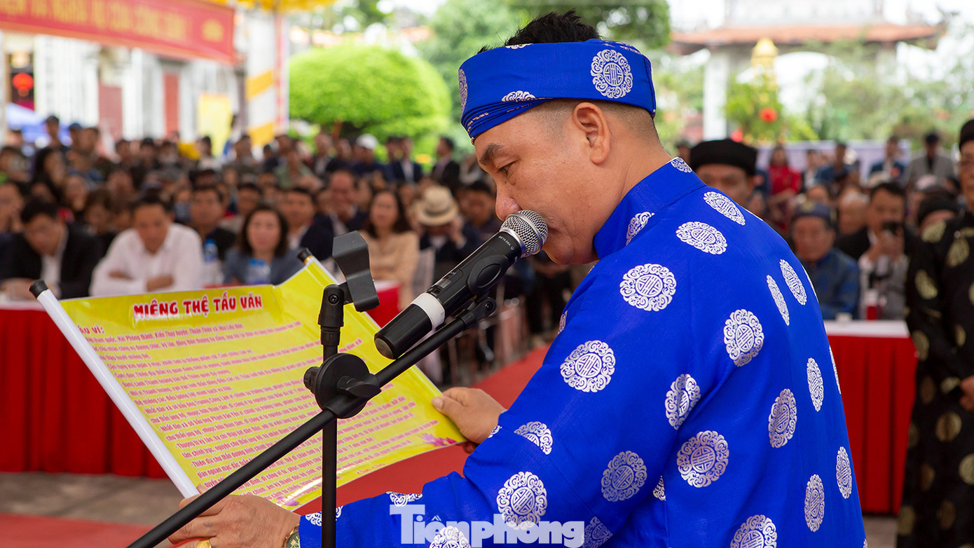 Đại diện tư văn đọc lớn hịch văn Minh Thề "Nếu ai lấy của công làm việc công được thần linh ủng hộ. Nhược bằng, có lòng tham, lấy của công về làm của tư, nguyện cầu thần linh đả tử... làm tôi bất trung, làm con bất hiếu, xin thần linh tru diệt. Y như lời thề". Sau lời hịch của tư văn, các bô lão, chức sắc trong thôn đồng thanh "xin thề". Đại diện tư văn đọc lớn hịch văn Minh Thề "Nếu ai lấy của công làm việc công được thần linh ủng hộ. Nhược bằng, có lòng tham, lấy của công về làm của tư, nguyện cầu thần linh đả tử... làm tôi bất trung, làm con bất hiếu, xin thần linh tru diệt. Y như lời thề". Sau lời hịch của tư văn, các bô lão, chức sắc trong thôn đồng thanh "xin thề".