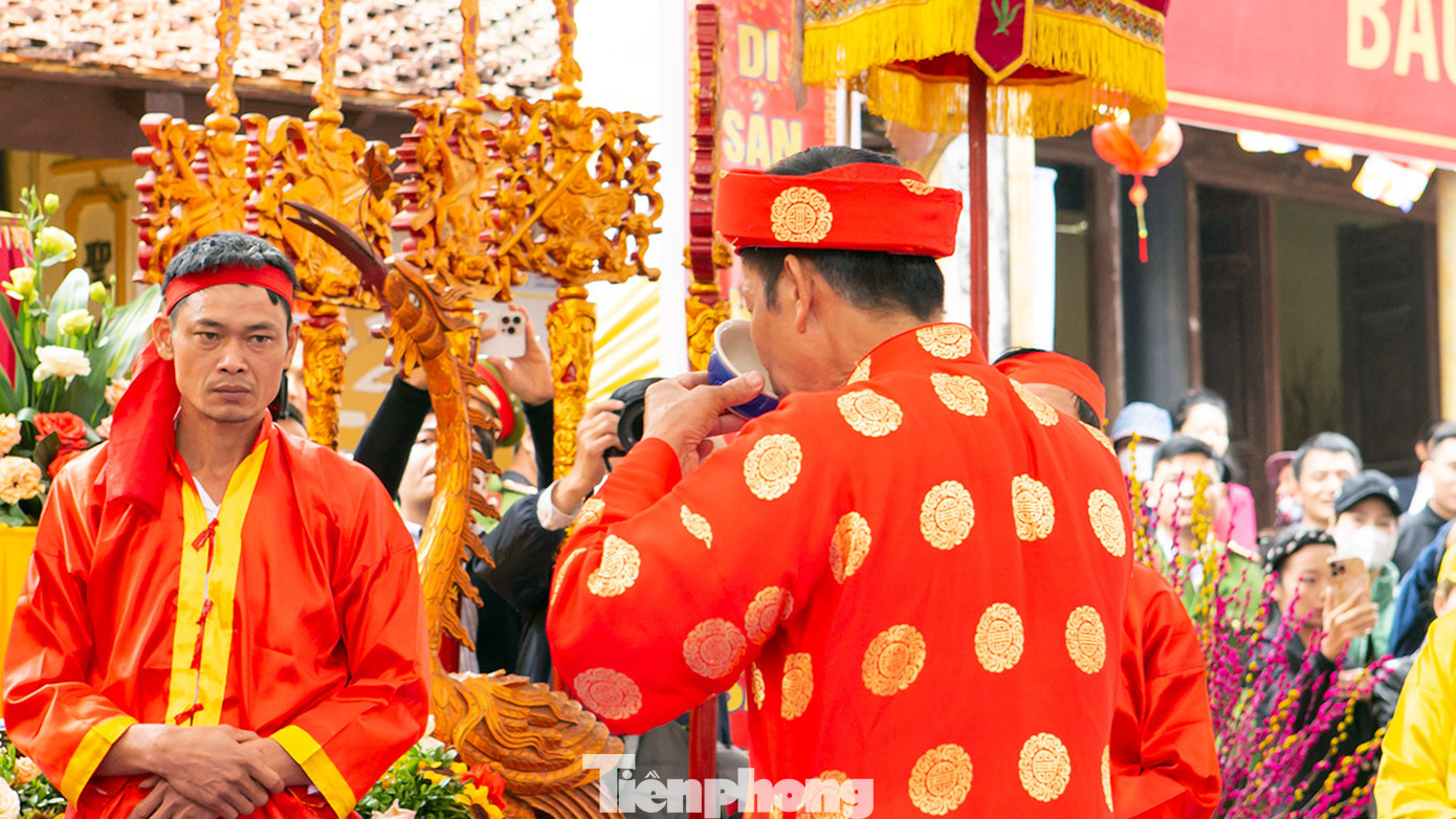 Chủ tế uống rượu hòa tiết linh kê trước sự chứng kiến của quan khách, nhân dân. Sau đó, lần lượt các bô lão, chức sắc trong làng tham dự cùng uống cạn bát rượu để thể hiện sự đoàn kết, thống nhất. Chủ tế uống rượu hòa tiết linh kê trước sự chứng kiến của quan khách, nhân dân. Sau đó, lần lượt các bô lão, chức sắc trong làng tham dự cùng uống cạn bát rượu để thể hiện sự đoàn kết, thống nhất.