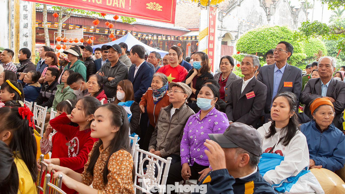 Hàng trăm người dân làng Hòa Liễu và du khách thập phương về xem hội "Thề không tham nhũng, tư túi của công". Hàng trăm người dân làng Hòa Liễu và du khách thập phương về xem hội "Thề không tham nhũng, tư túi của công".