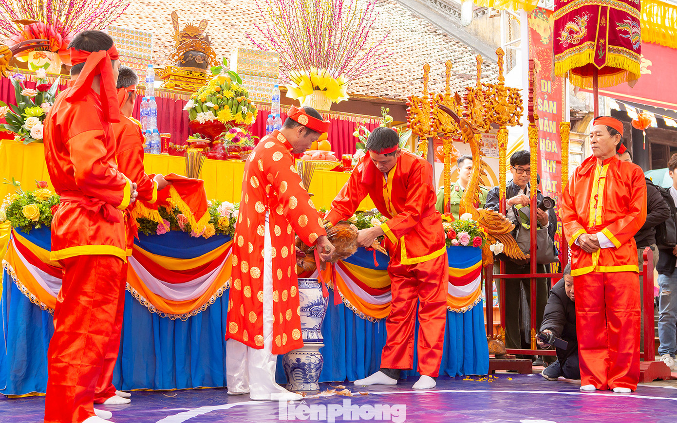 Khi lời thề dứt, chủ lễ cầm con dao bầu cắt tiết linh kê hòa vào bình rượu. Khi lời thề dứt, chủ lễ cầm con dao bầu cắt tiết linh kê hòa vào bình rượu.