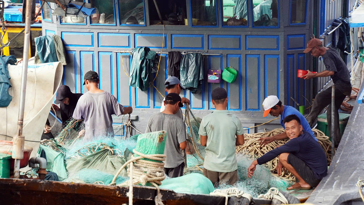 Một số ngư dân tranh thủ thời gian buổi chiều thu dọn lưới đánh cá, các trang thiết bị, tài sản trước khi bão đổ bộ đất liền.