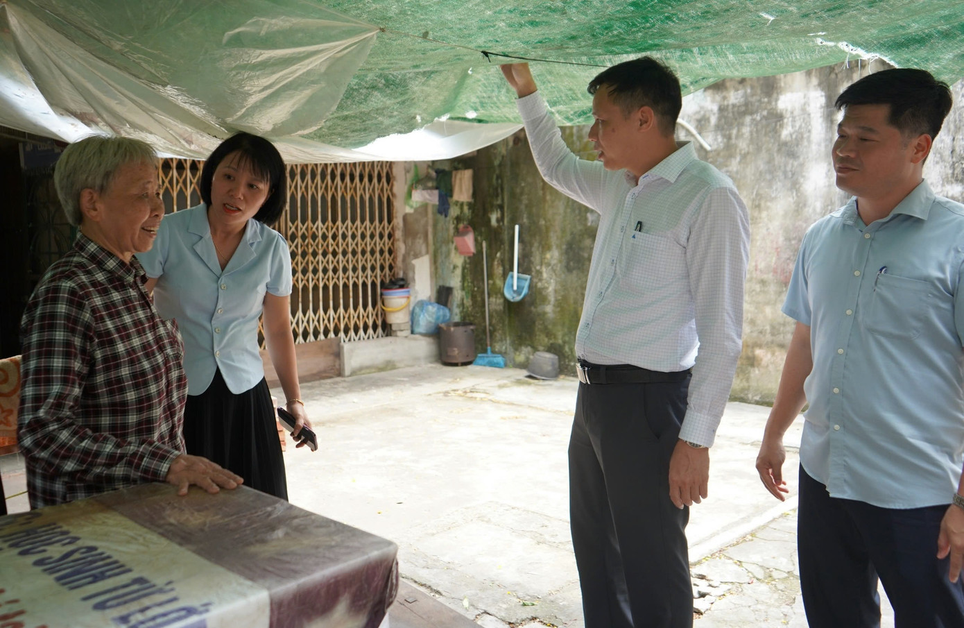 Đoàn công tác của UBND quận Ngô Quyền (Hải Phòng) tới thăm hỏi, vận động và hướng dẫn người dân ở chung cư cũ tạm di dời tới nơi an toàn tránh bão.