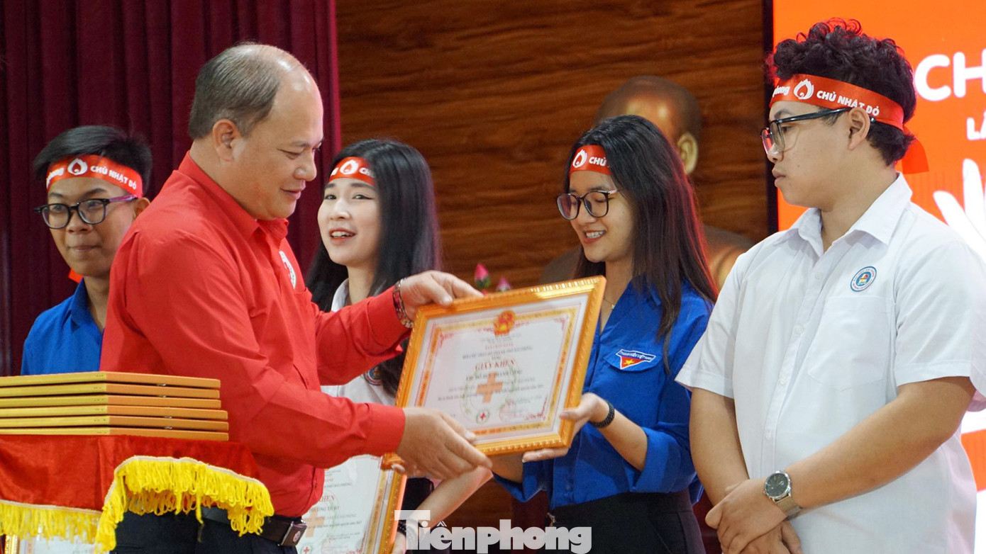Nhân dịp này, Ban tổ chức đã tặng kỷ niệm chương, Hội chữ Thập đỏ TP Hải Phòng tặng bằng khen cho các tập thể, cá nhân có thành tích xuất sắc trong vận động hiến máu tình nguyện.
