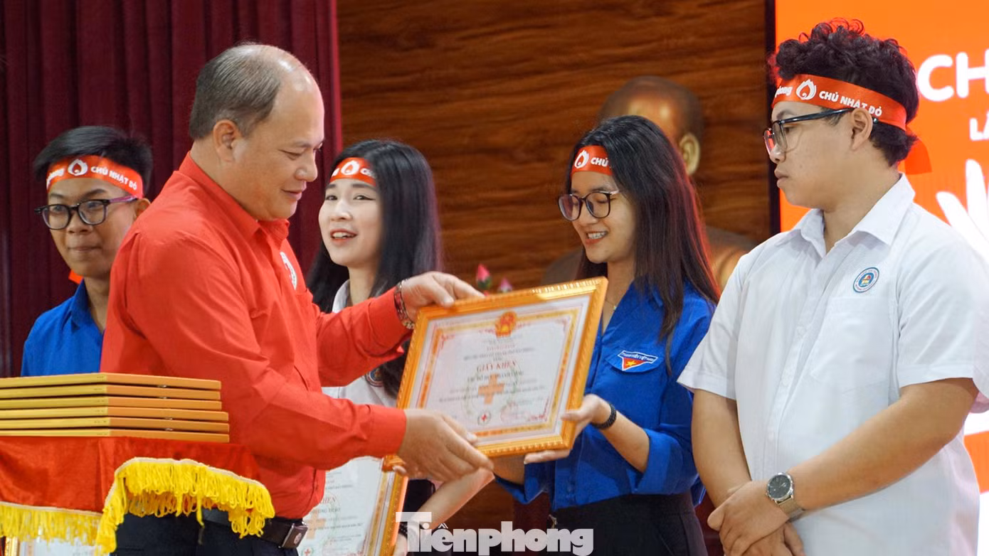 Nhân dịp này, Ban tổ chức đã tặng kỷ niệm chương, Hội chữ Thập đỏ TP Hải Phòng tặng bằng khen cho các tập thể, cá nhân có thành tích xuất sắc trong vận động hiến máu tình nguyện. Nhân dịp này, Ban tổ chức đã tặng kỷ niệm chương, Hội chữ Thập đỏ TP Hải Phòng tặng bằng khen cho các tập thể, cá nhân có thành tích xuất sắc trong vận động hiến máu tình nguyện.
