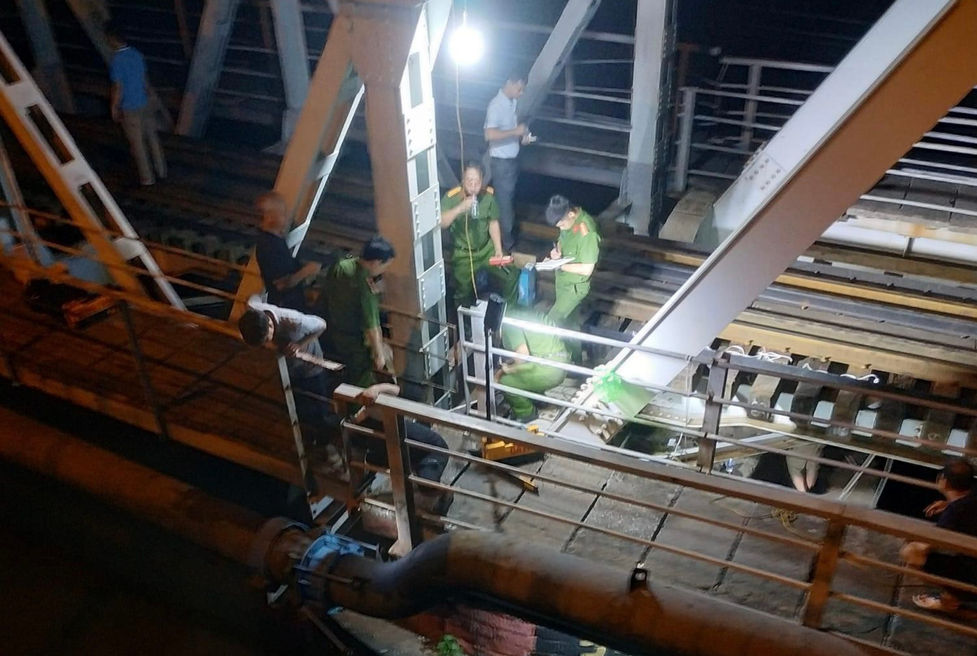 Công an TP Hải Phòng khám nghiệm hiện trường, điều tra nguyên nhân sự cố.