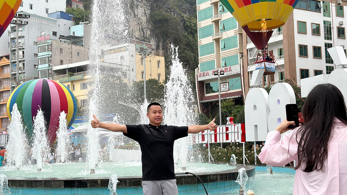 Nhiều người lần đầu chứng kiến khinh khí cầu tại thị trấn Cát Bà tỏ ra hào hứng, thích thú chụp ảnh lưu niệm.