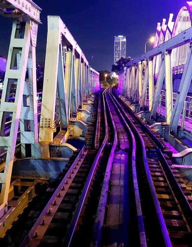 Hình ảnh đường ray tàu hỏa trên cầu Quay bị xô lệch sau sự cố.