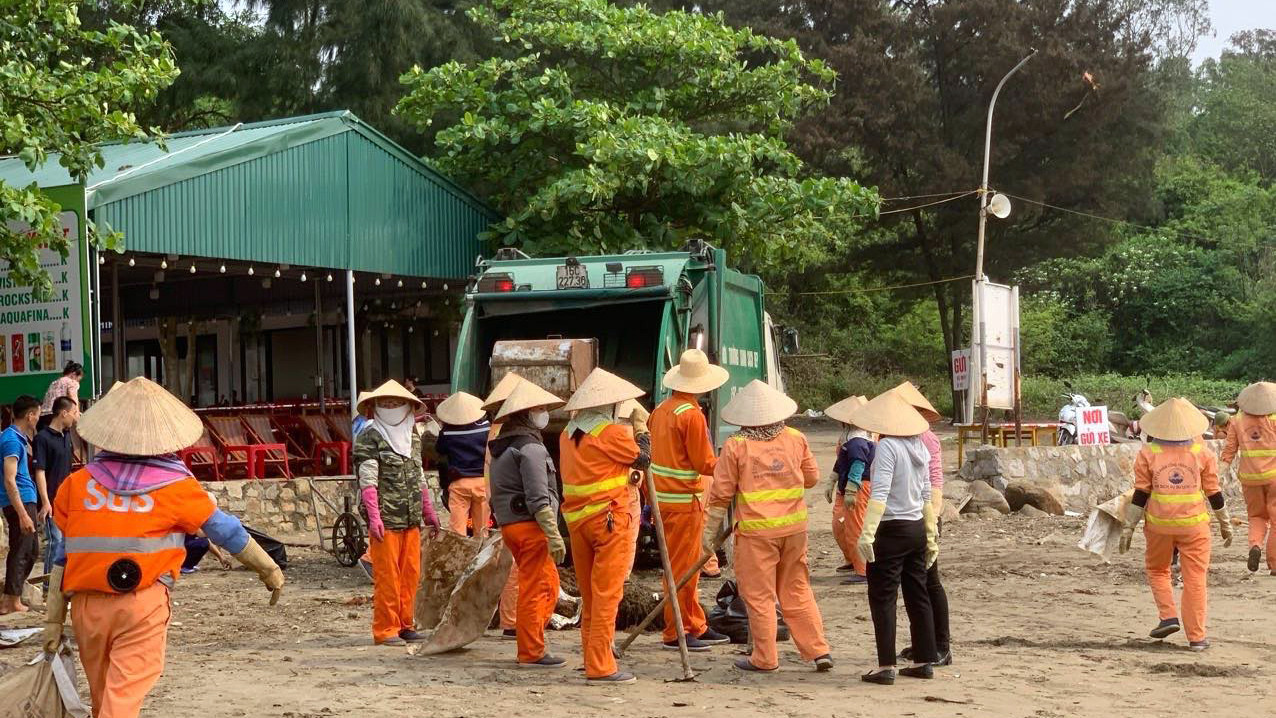 UBND quận Đồ Sơn thường xuyên huy động công nhân vệ sinh, các ban ngành đoàn thể tham gia thu dọn rác thường xuyên, nhất là dịp cao điểm nghỉ lễ 30/4-1/5. Tuy nhiên, do thủy triều lên, sóng to đẩy rác và rong vào bờ liên tục và đúng thời điểm khách tới biển tắm nên dẫn đến tình trạng này.