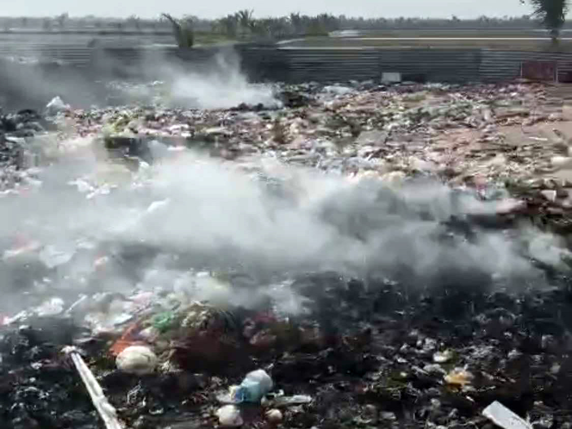 Túi nilon, rác thải nhựa cháy âm ỉ trong thời gian dài gây ô nhiễm không khí tại xã Cấp Tiến (Tiên Lãng, Hải Phòng).
