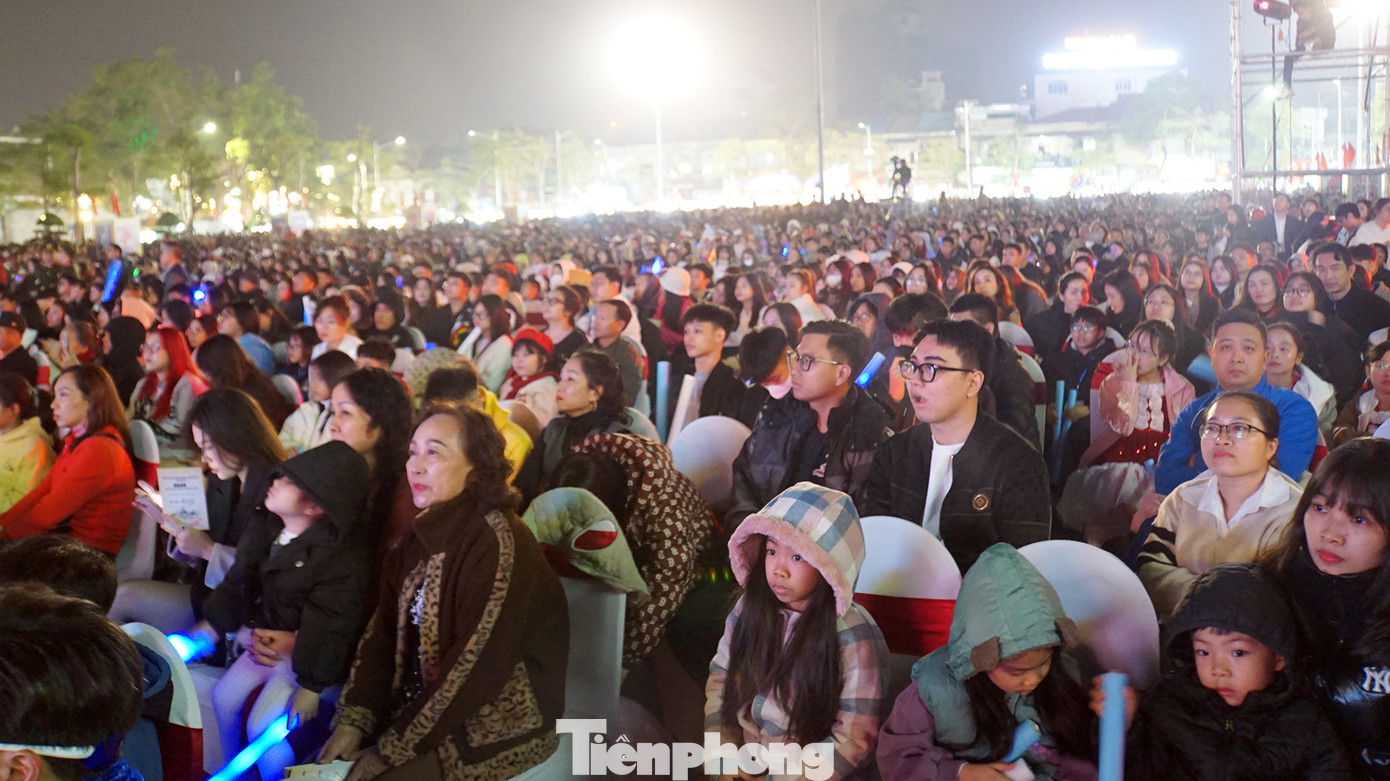 "Biển người" tới quảng trường nhà hát thành phố Hải Phòng xem đêm nhạc hội, đếm ngược chờ đón năm mới.