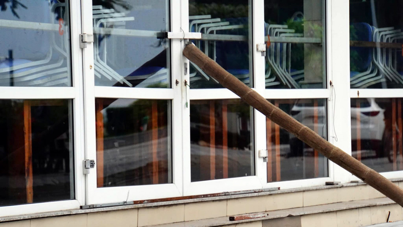 Cửa kính được chằng buộc, chống cọc gia cố.
