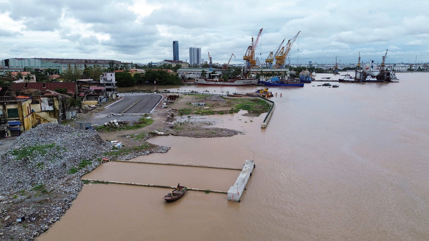 Nước sông Cấm dâng cao khu vực Bến Bính, trung tâm TP Hải Phòng.