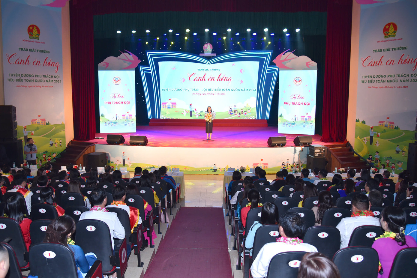 Toàn cảnh hội trường buổi lễ trao giải thưởng "Cánh én hồng" và tuyên dương Phụ trách Đội tiêu biểu toàn quốc năm 2024. Toàn cảnh hội trường buổi lễ trao giải thưởng "Cánh én hồng" và tuyên dương Phụ trách Đội tiêu biểu toàn quốc năm 2024.