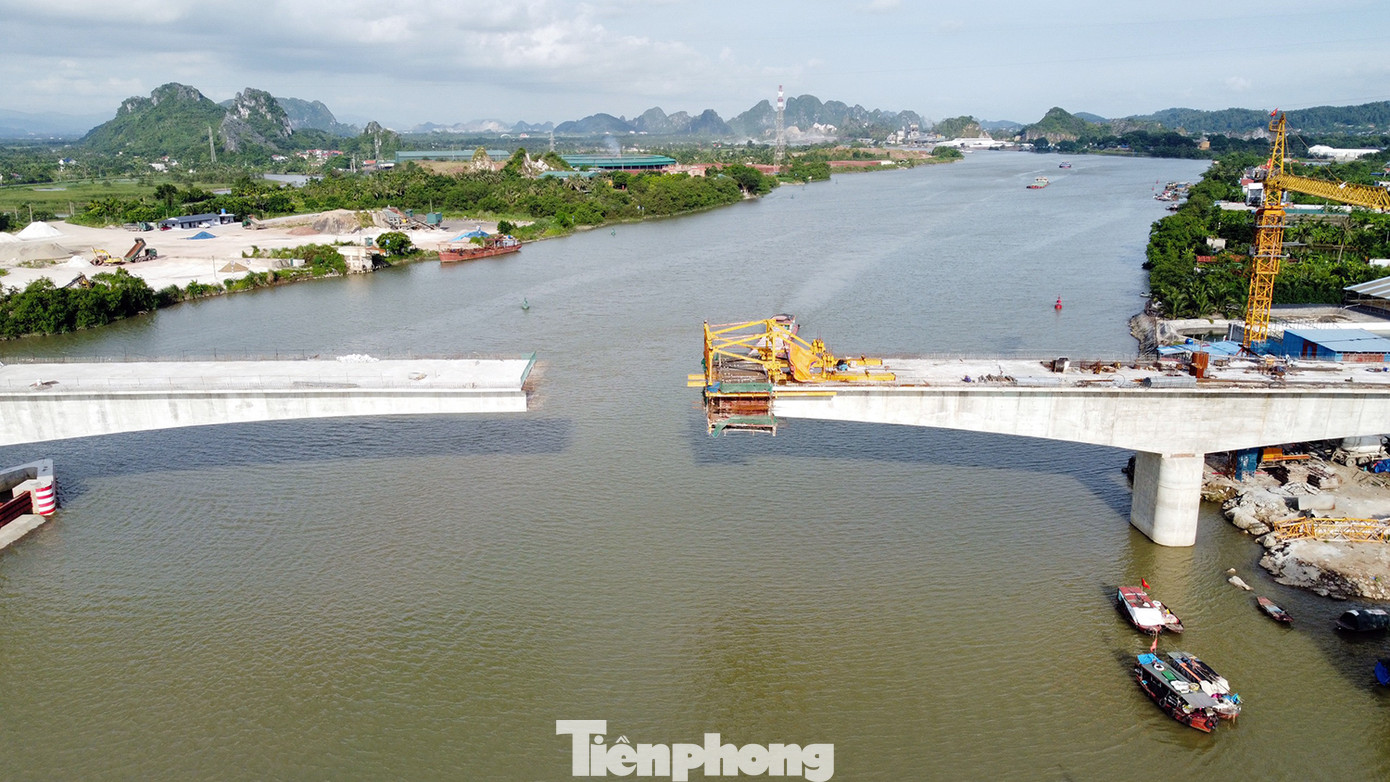 Cầu Lại Xuân dài 841m, rộng 12m, gồm 4 nhịp bê tông cốt thép, dự ứng lực. Cầu dẫn gồm 11 nhịp dầm SuperT dài 38m.