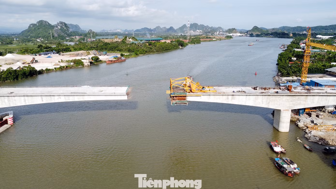 Cầu Lại Xuân dài 841m, rộng 12m, gồm 4 nhịp bê tông cốt thép, dự ứng lực. Cầu dẫn gồm 11 nhịp dầm SuperT dài 38m. Cầu Lại Xuân dài 841m, rộng 12m, gồm 4 nhịp bê tông cốt thép, dự ứng lực. Cầu dẫn gồm 11 nhịp dầm SuperT dài 38m.