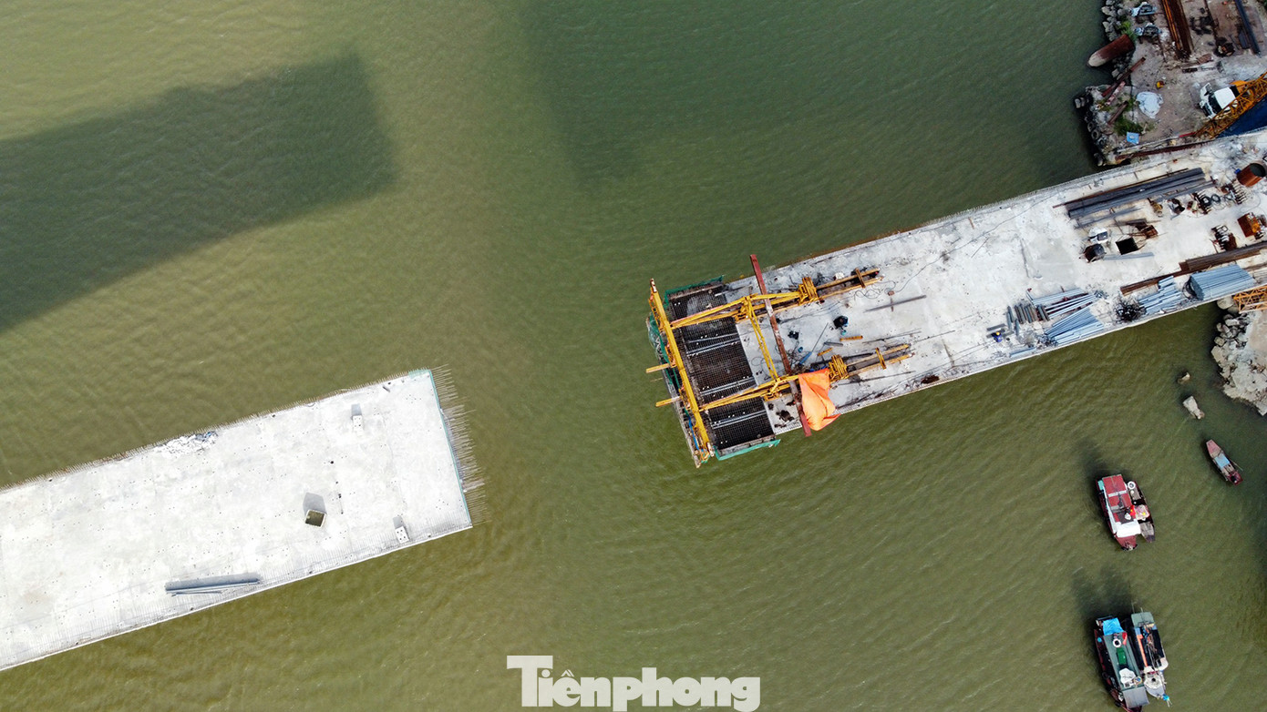 Sau 18 tháng thi công, liên danh nhà thầu thi công đã hoàn thành 104/130 cọc khoan nhồi và đang tổ chức lực lượng thi công 11/16 vị trí mố trụ cầu. Hiện nay, các đơn vị thi công huy động hàng trăm công nhân, thiết bị, vật tư thi công các hạng mục cầu, đường dẫn nhằm sớm hoàn thành dự án theo kế hoạch vào cuối năm 2024.